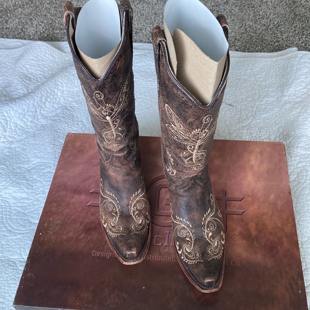 CIRCLE G WOMEN'S DISTRESSED BONE DRAGONFLY EMBROIDERED BOOTS - SNIP TOE SIZE 6.5